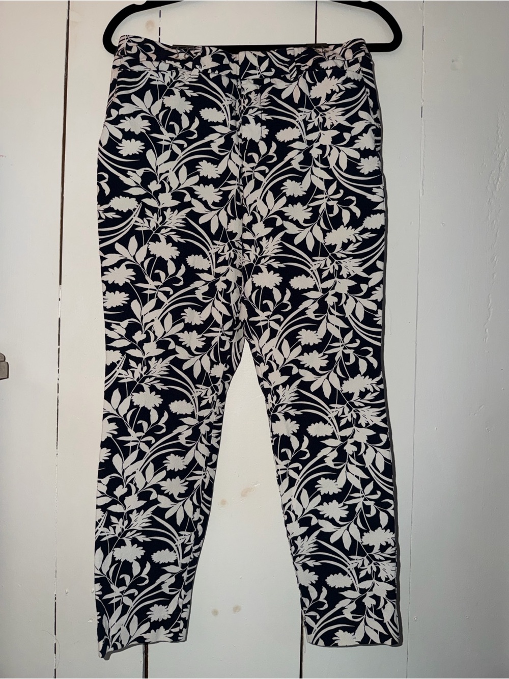 Old Navy Navy and White Floral Pixie Skinny Pants